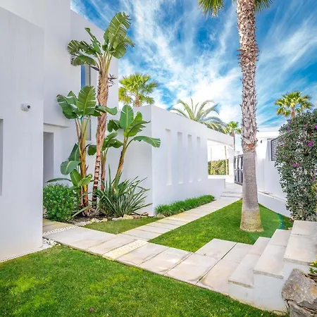 Modern And Luxurious Family Close To The