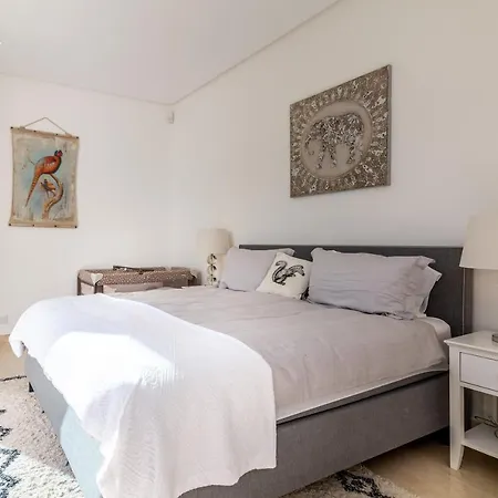Modern And Luxurious Family Close To The