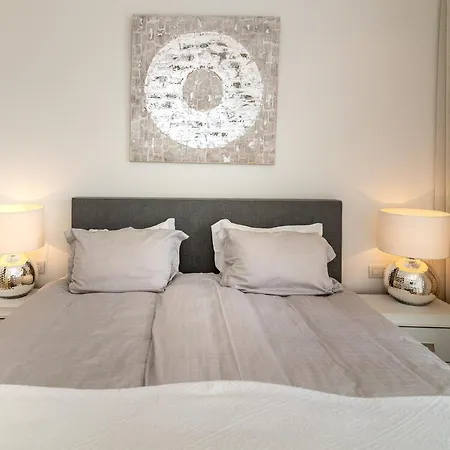 Villa Modern And Luxurious Family Close To The