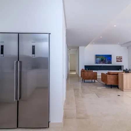Modern And Luxurious Family Close To The Villa