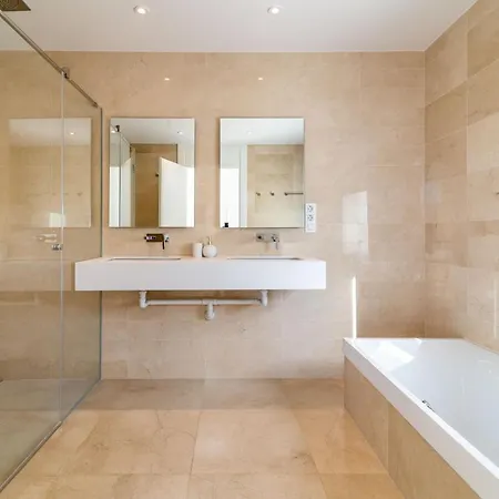 Modern And Luxurious Family Close To The